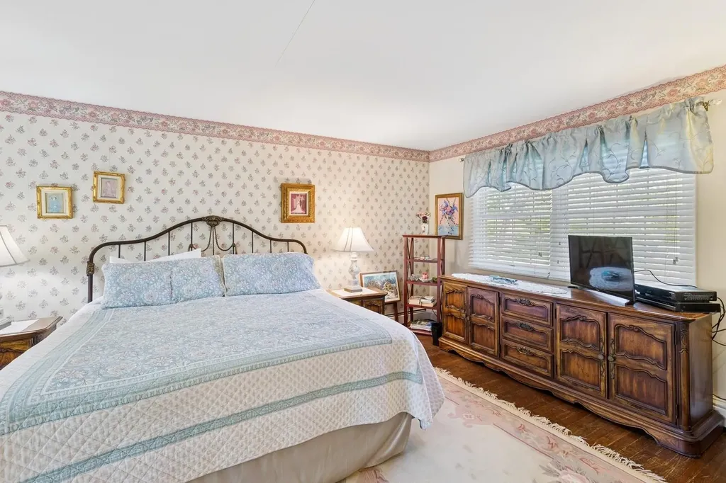 291 E Woodside Avenue East Patchogue NY 11772
