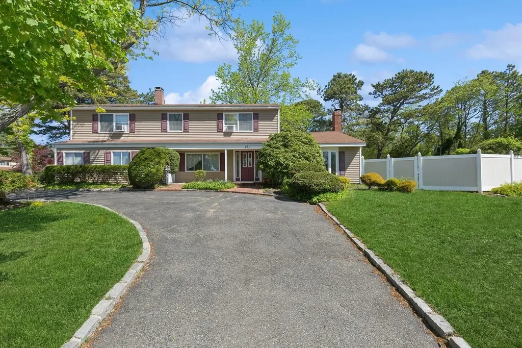 291 E Woodside Avenue East Patchogue NY 11772