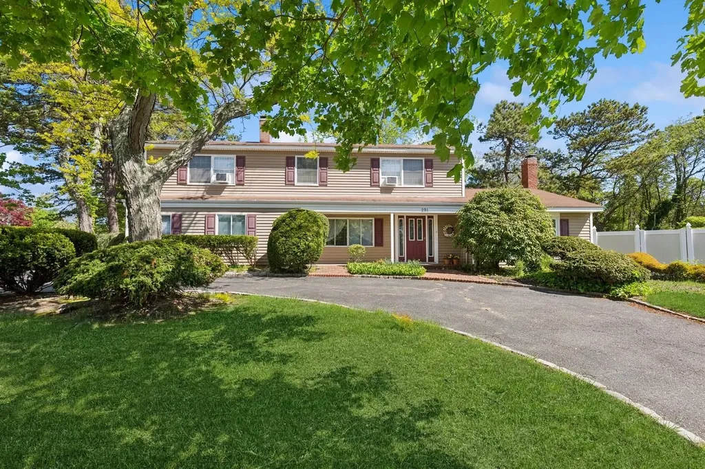 291 E Woodside Avenue East Patchogue NY 11772