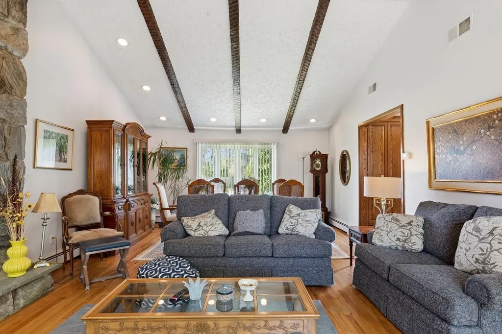 291 E Woodside Avenue East Patchogue NY 11772