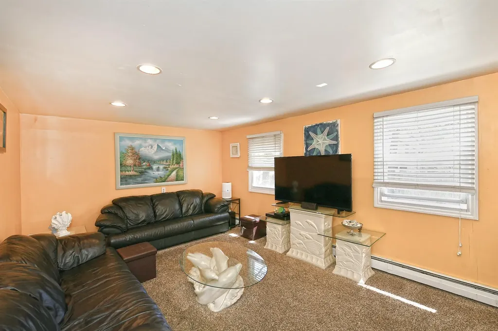 4 Split Pine Circle Medford NY 11763