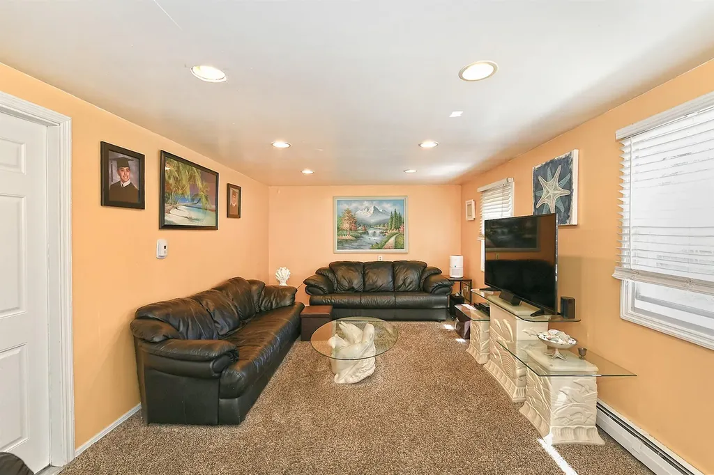 4 Split Pine Circle Medford NY 11763