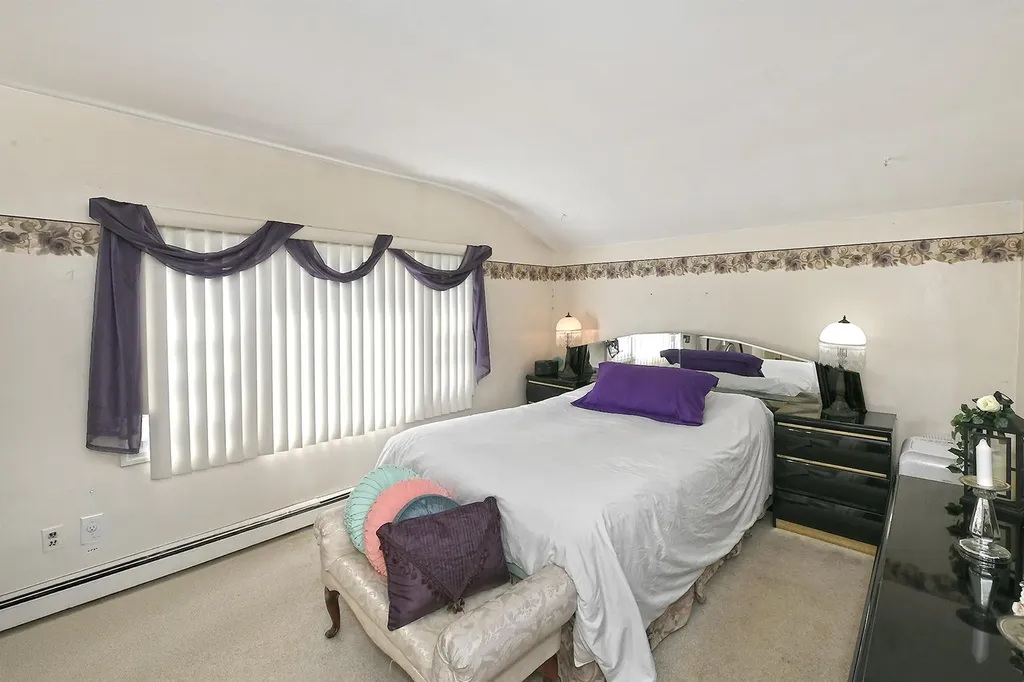 4 Split Pine Circle Medford NY 11763