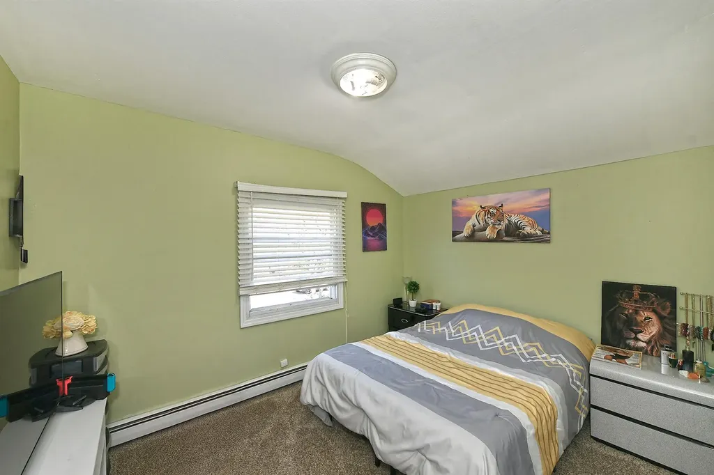 4 Split Pine Circle Medford NY 11763
