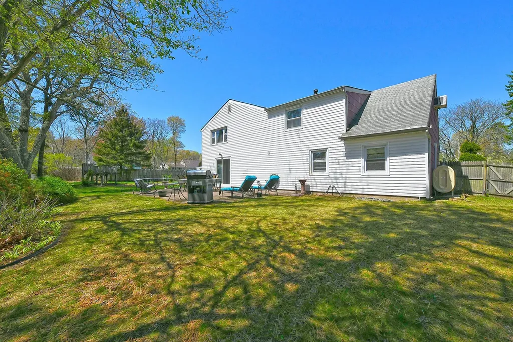 4 Split Pine Circle Medford NY 11763