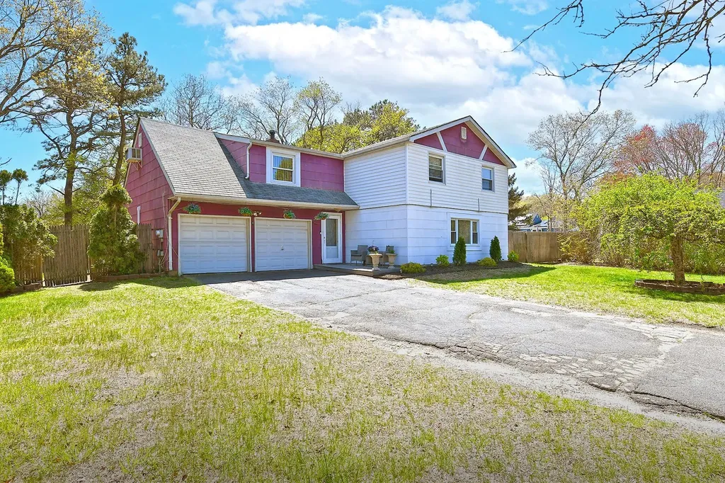 4 Split Pine Circle Medford NY 11763