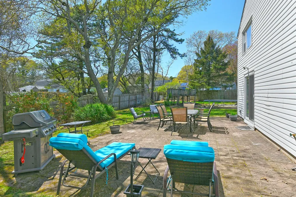 4 Split Pine Circle Medford NY 11763