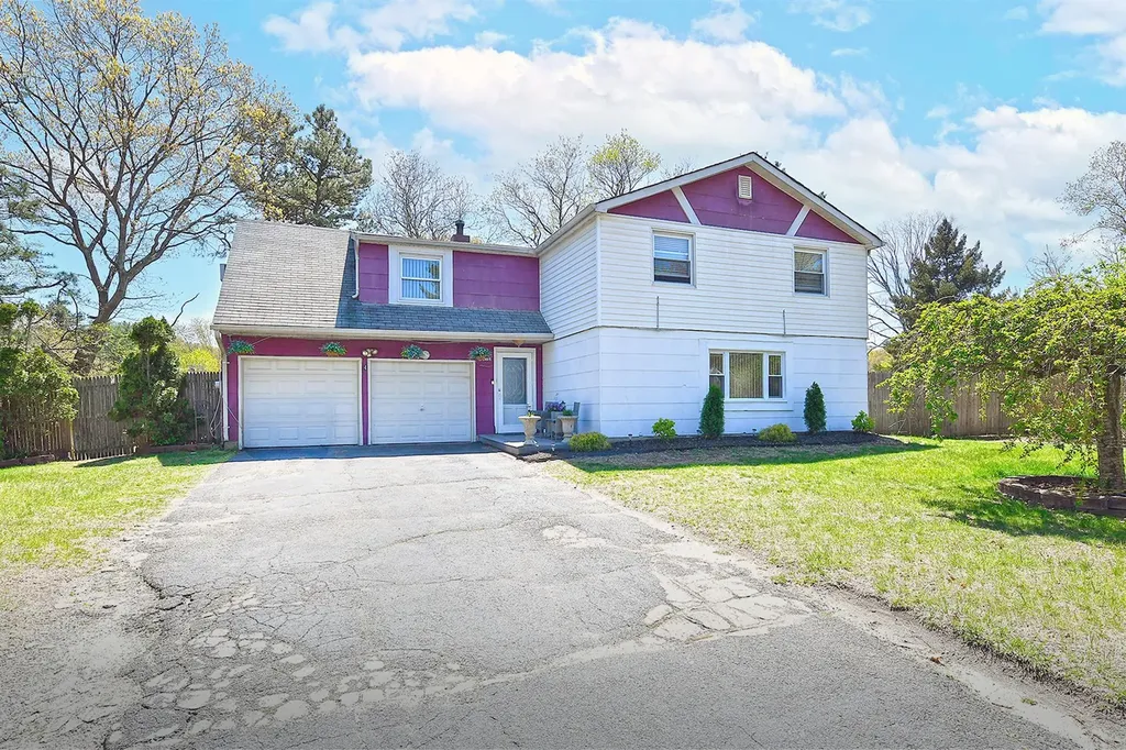 4 Split Pine Circle Medford NY 11763