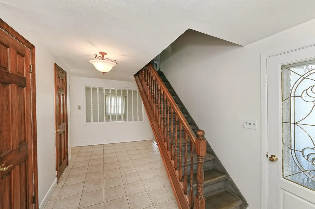 4 Split Pine Circle Medford NY 11763