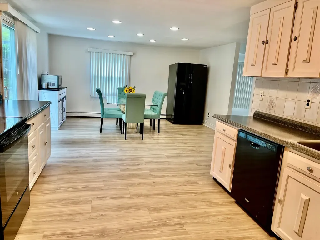 4 Split Pine Circle Medford NY 11763