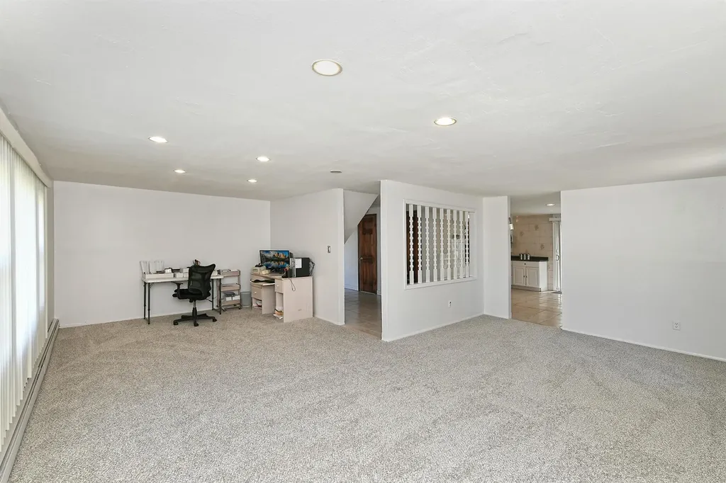 4 Split Pine Circle Medford NY 11763