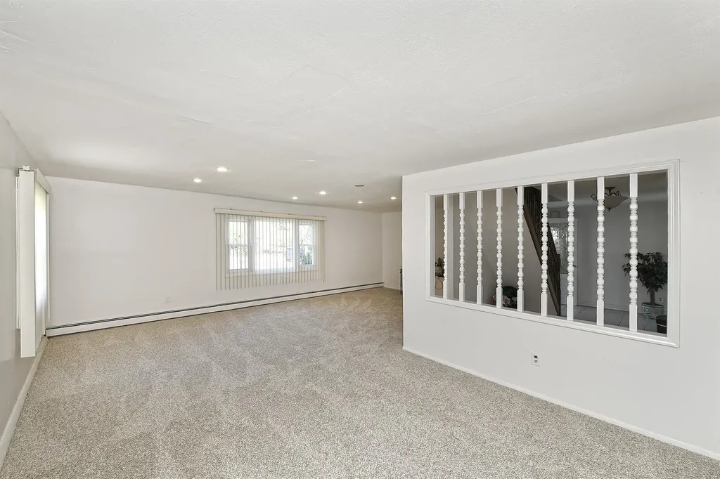 4 Split Pine Circle Medford NY 11763