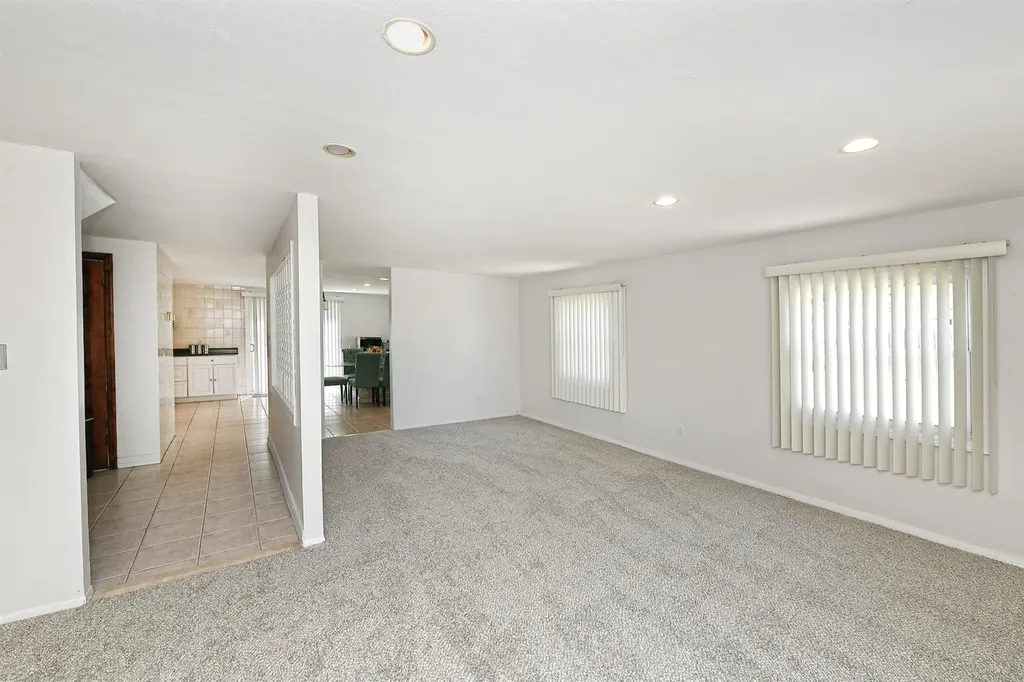 4 Split Pine Circle Medford NY 11763