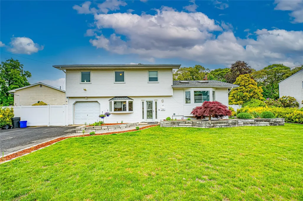 11 Dartmouth Drive Deer Park NY 11729