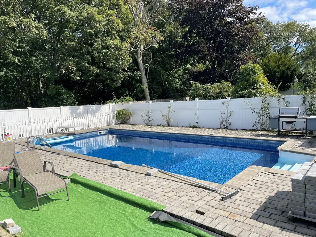 11 Dartmouth Drive Deer Park NY 11729