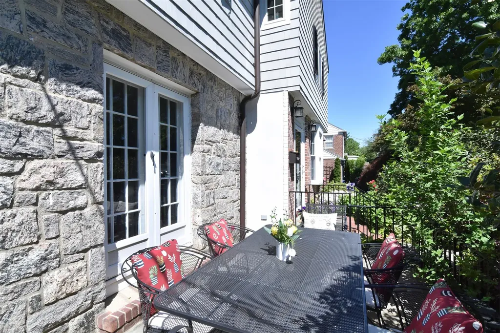 953 Peace Street Pelham NY 10803