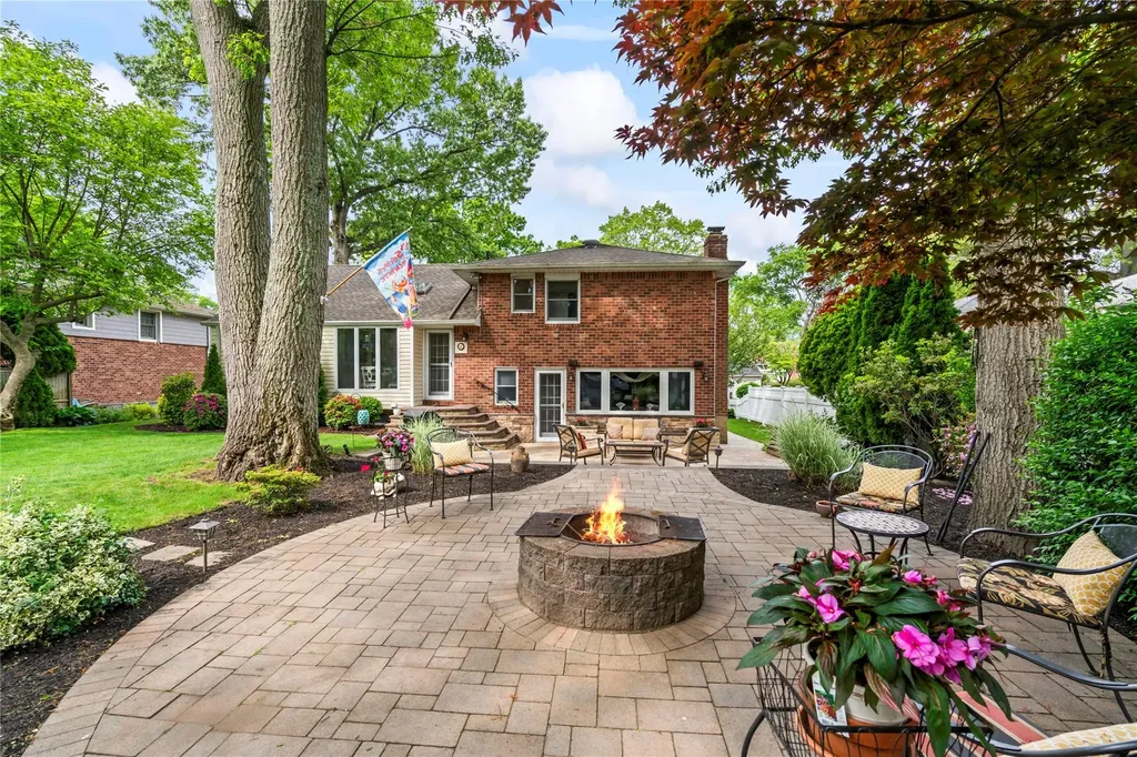 11 Francesca Drive Oyster Bay NY 11771