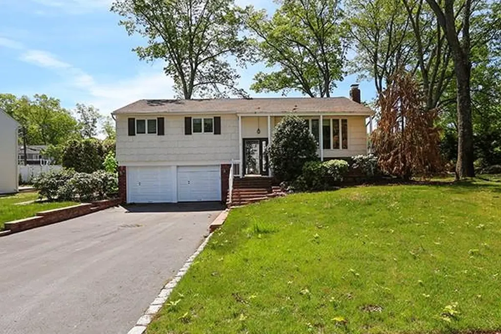 2 Ramondo Lane Smithtown NY 11787