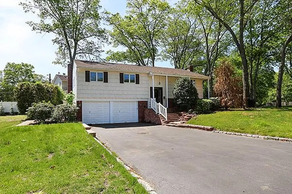 2 Ramondo Lane Smithtown NY 11787