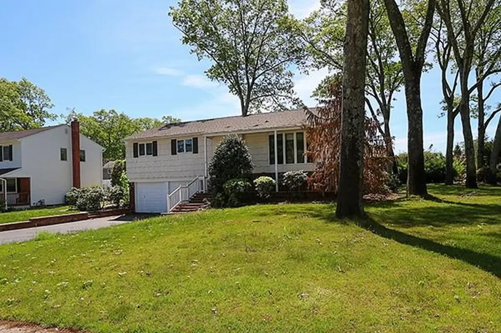 2 Ramondo Lane Smithtown NY 11787