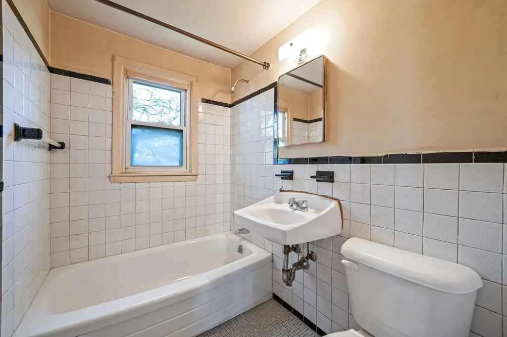 33 Gables Drive Hicksville NY 11801