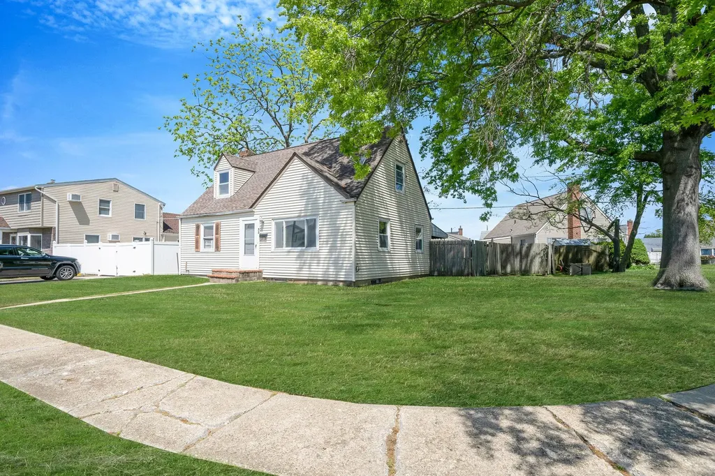 33 Gables Drive Hicksville NY 11801