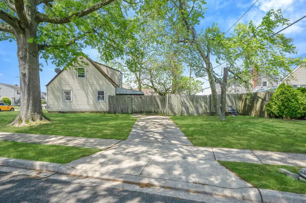 33 Gables Drive Hicksville NY 11801