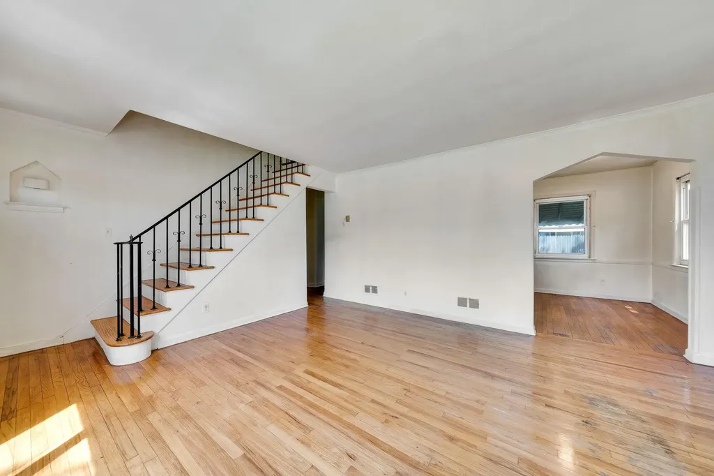 33 Gables Drive Hicksville NY 11801