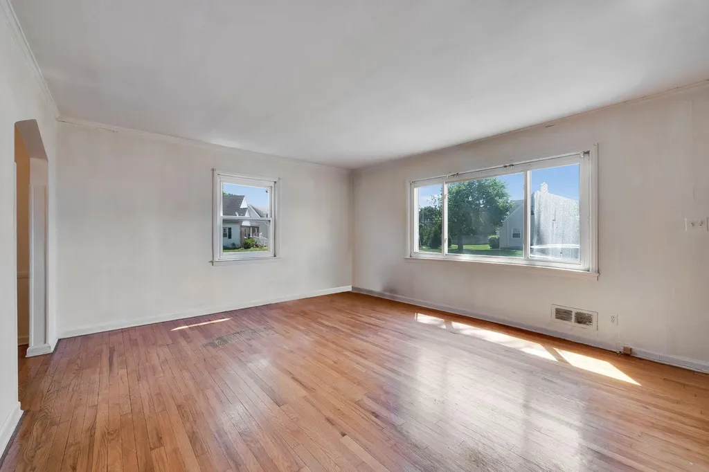 33 Gables Drive Hicksville NY 11801