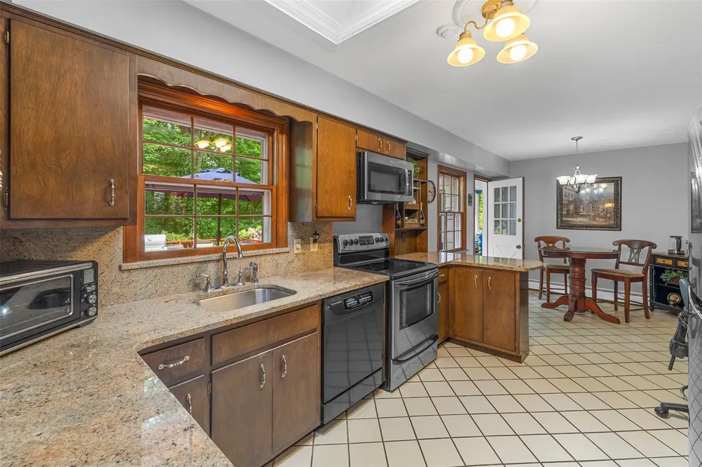 11 Carnelli Court Poughkeepsie NY 12603