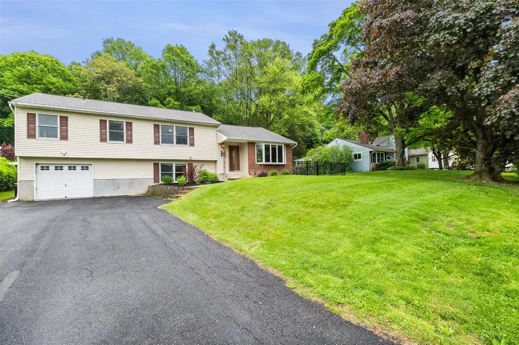 3 Westview Drive Poughkeepsie NY 12603