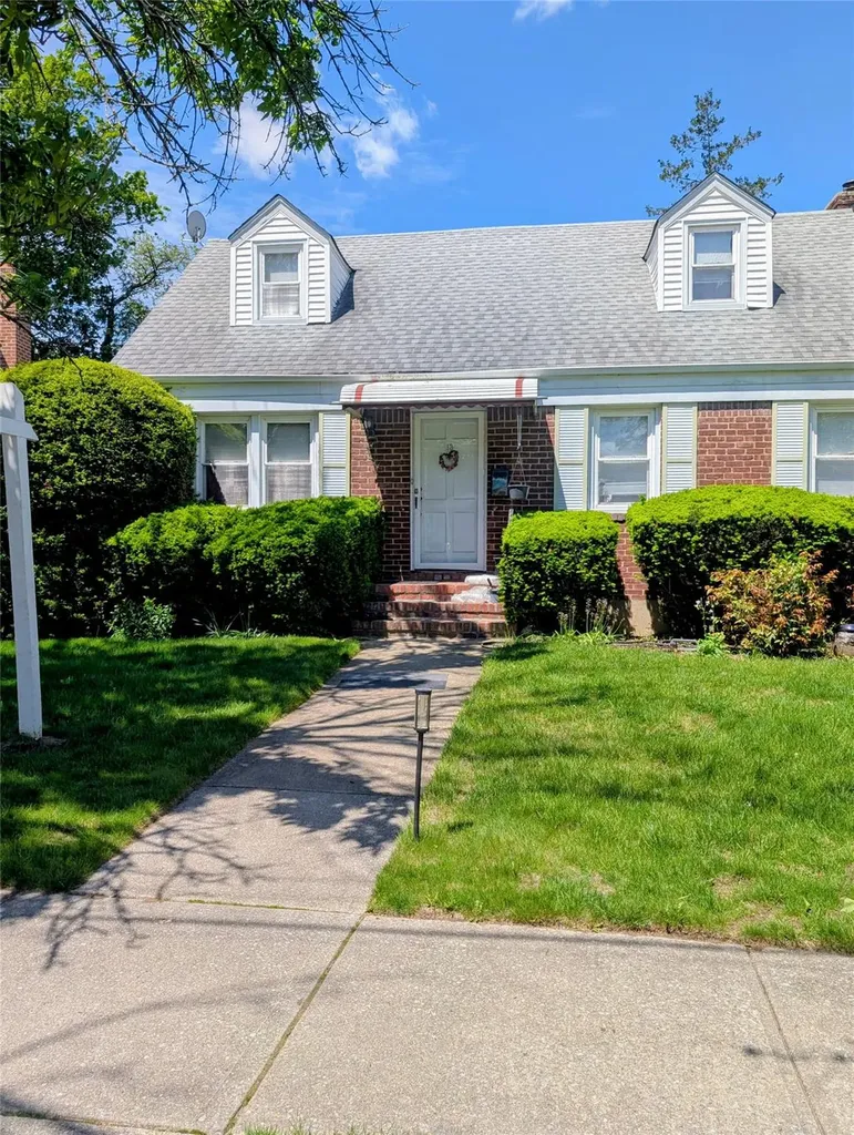 13 Surrey Lane New Hyde Park NY 11040
