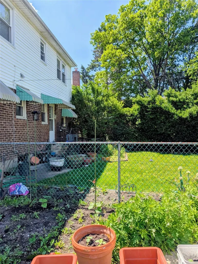13 Surrey Lane New Hyde Park NY 11040