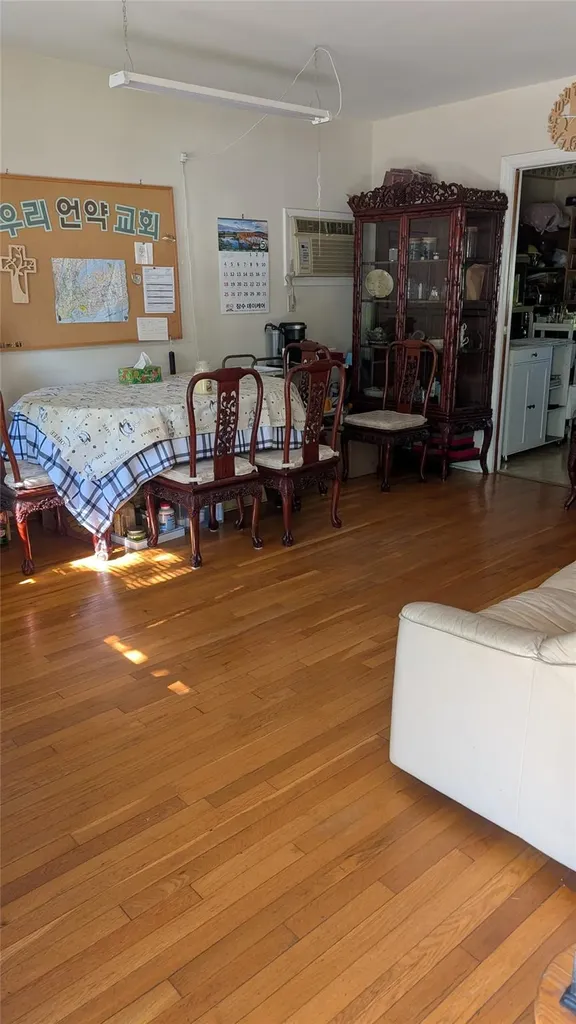 13 Surrey Lane New Hyde Park NY 11040