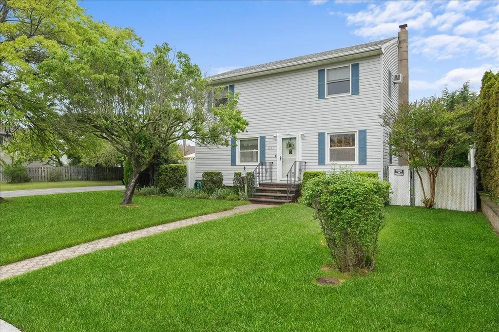 803 Granada Parkway Lindenhurst NY 11757