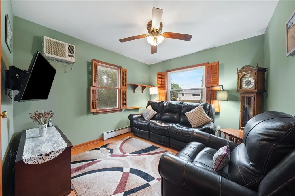 803 Granada Parkway Lindenhurst NY 11757