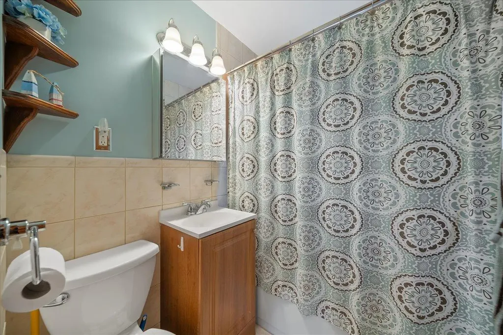 803 Granada Parkway Lindenhurst NY 11757
