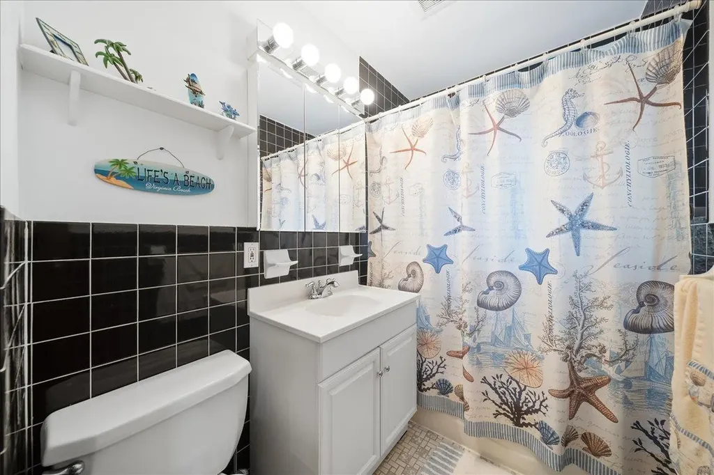 803 Granada Parkway Lindenhurst NY 11757