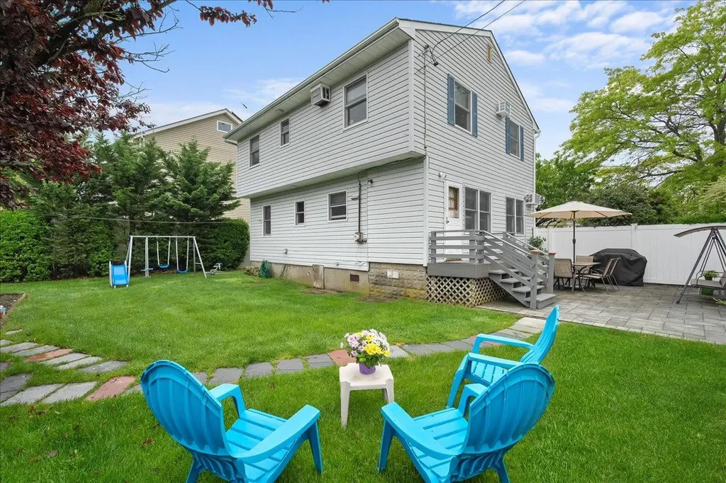 803 Granada Parkway Lindenhurst NY 11757