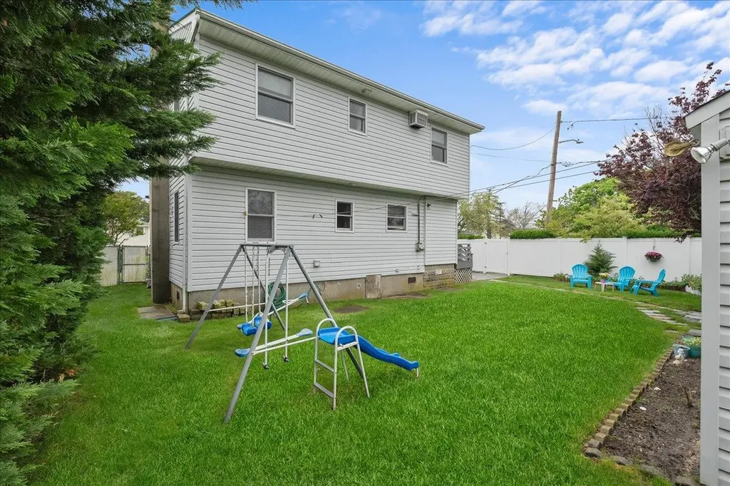 803 Granada Parkway Lindenhurst NY 11757