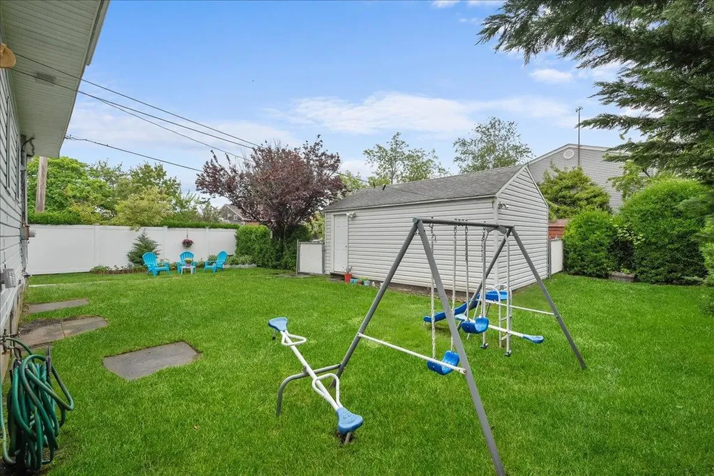 803 Granada Parkway Lindenhurst NY 11757