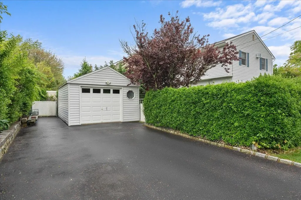 803 Granada Parkway Lindenhurst NY 11757