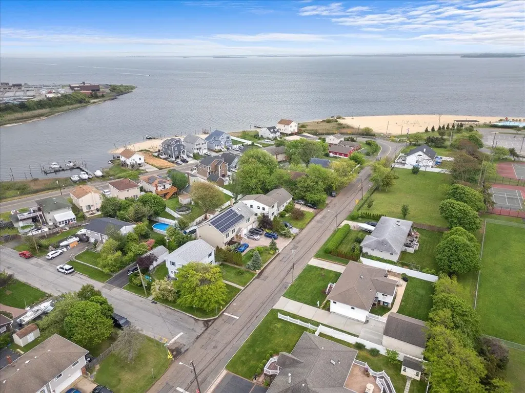 803 Granada Parkway Lindenhurst NY 11757