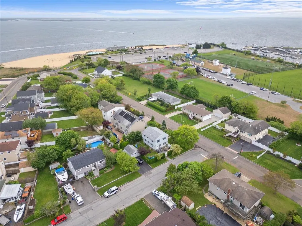 803 Granada Parkway Lindenhurst NY 11757