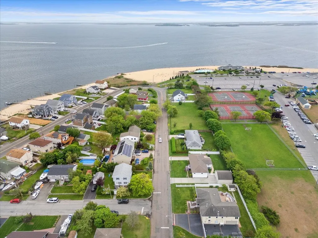 803 Granada Parkway Lindenhurst NY 11757