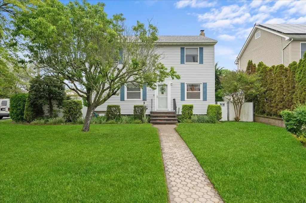 803 Granada Parkway Lindenhurst NY 11757
