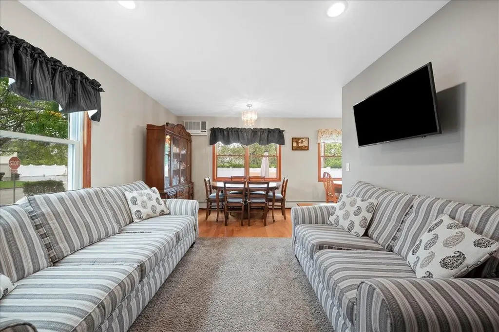 803 Granada Parkway Lindenhurst NY 11757