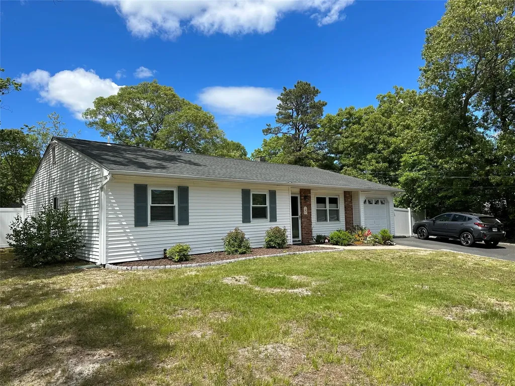 23 Hawkins Path Coram NY 11727