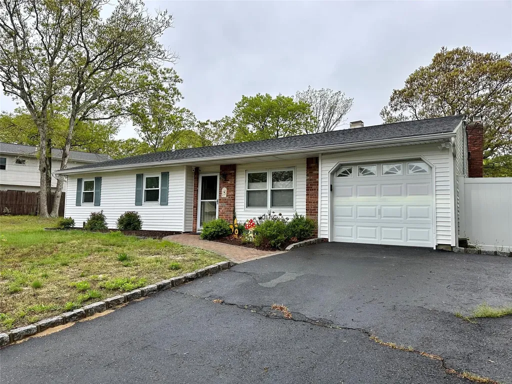 23 Hawkins Path Coram NY 11727