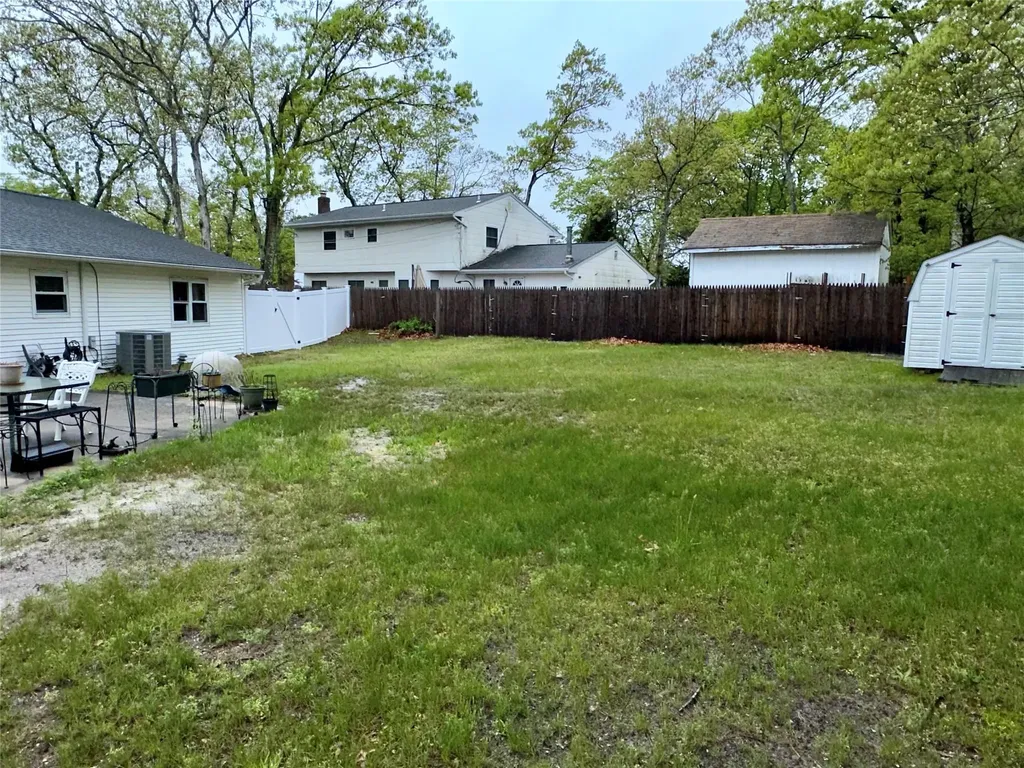 23 Hawkins Path Coram NY 11727
